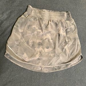 Lululemon high-waisted hotty hot HR skirt size 4